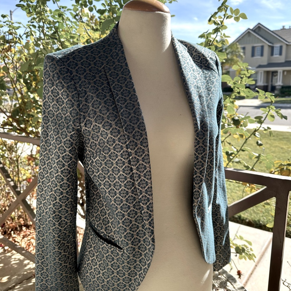 TopShop size 6 Blazer with Unique Blue & White Pattern, Pockets, and Fabulous!